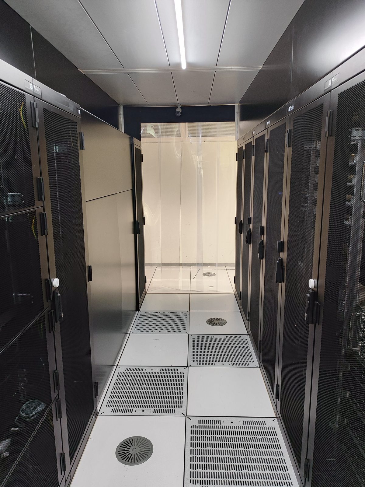Vue du cold corridor dans le datacenter AlpineDC de Lausanne